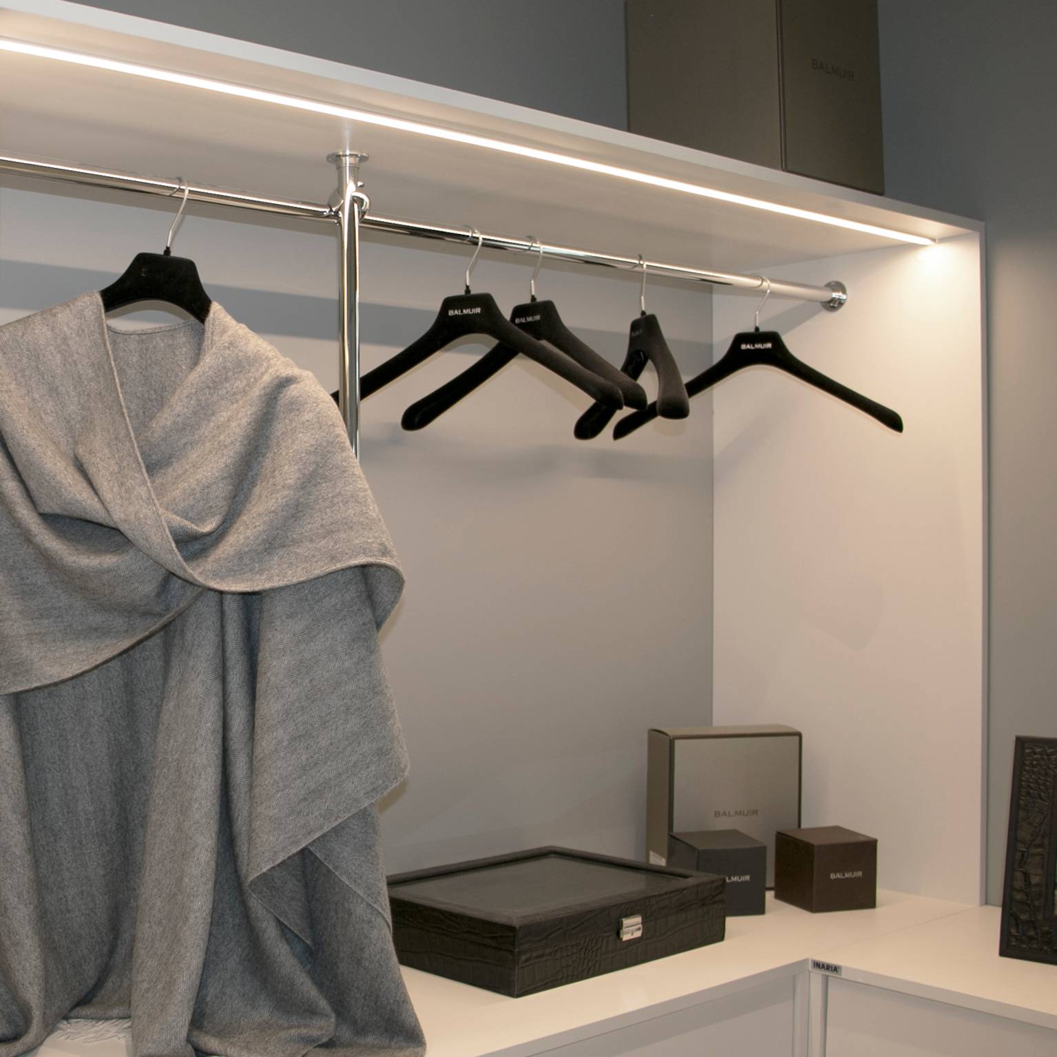 Led páska na povrchovém profilu na přední hraně skříně, osvětlující otevřenou skříň. Ledstore.fi
